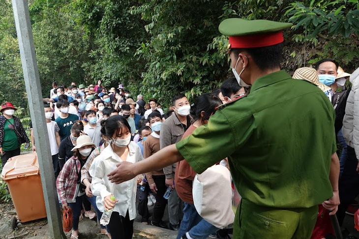 Trước ngày giỗ Tổ, người dân nô nức về đền Hùng dâng hương - Ảnh 5.