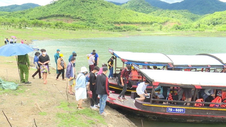 Du khách lên Tà Đùng, công an gọi vào... phát nước, khăn lạnh - Ảnh 3.