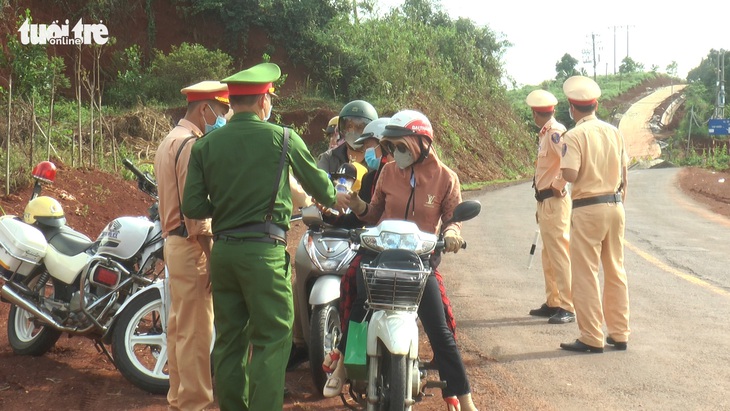 Du khách lên Tà Đùng, công an gọi vào... phát nước, khăn lạnh - Ảnh 1.