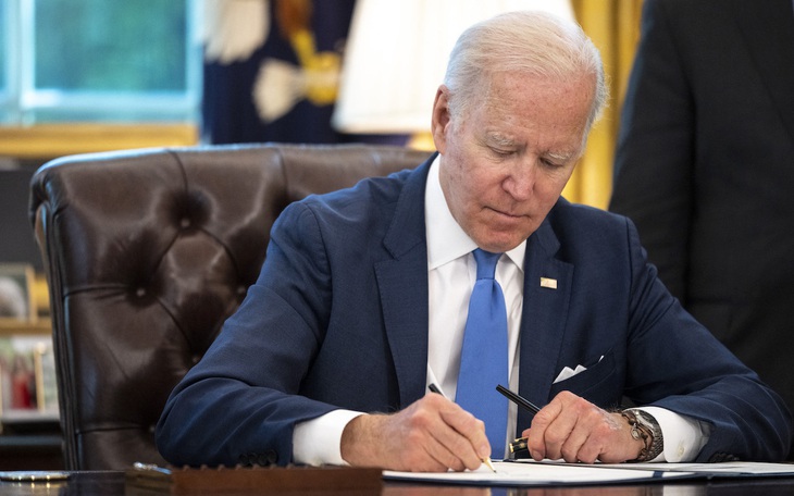 Tổng thống Biden ký lại đạo luật 81 năm trước để dễ hỗ trợ vũ khí cho Ukraine