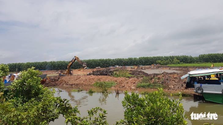 Dân lén lấy đất mặt ruộng trái phép, tuần tra suốt đêm không hết - Ảnh 1.