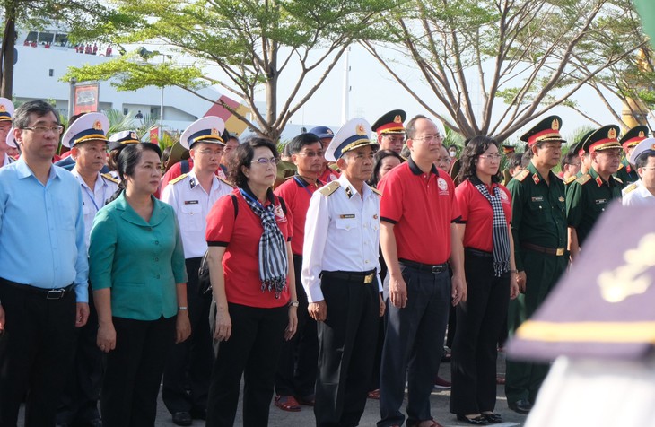 Đoàn đại biểu TP.HCM đi thăm Trường Sa và nhà giàn DK1 - Ảnh 2.