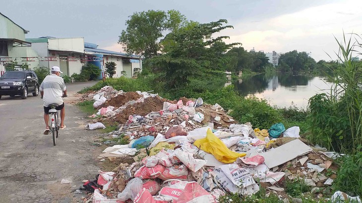 Xà bần, phế thải tràn ngập bờ kênh Tham Lương - Ảnh 1.