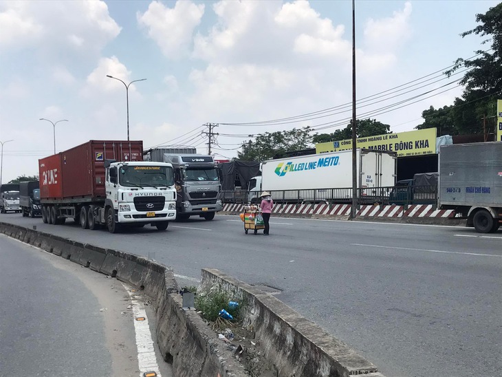Vào đường xe tải bán nước uống: Sao coi thường tính mạng? - Ảnh 1. Vào đường xe tải bán nước uống: Sao coi thường tính mạng? - Ảnh 1.