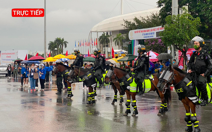 Trực tiếp: Cảnh sát cơ động kỵ binh được huy động bảo vệ lễ khai mạc SEA Games 31