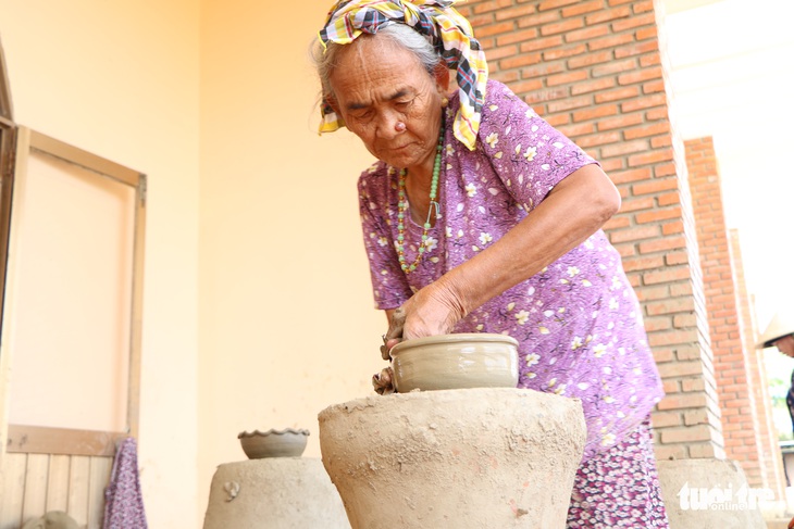 Độc đáo nghề làm bằng tay, xoay bằng mông ở Ninh Thuận - Ảnh 4.