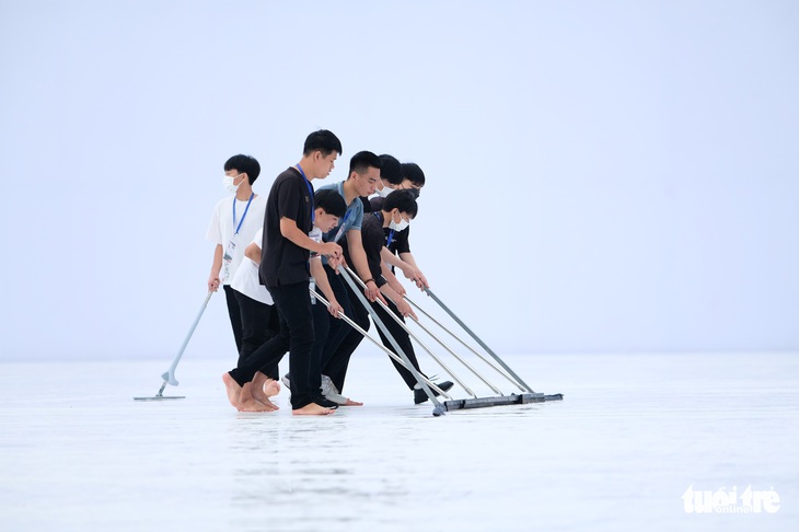 Hàng trăm tình nguyện viên được huy động dọn dẹp, lau khô sân khấu chuẩn bị khai mạc SEA Games 31 - Ảnh 2.