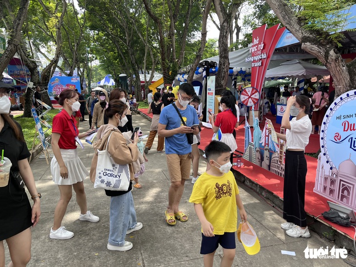 Người dân TP.HCM tranh thủ cuối tuần săn tour giảm giá - Ảnh 1. Người dân TP.HCM tranh thủ cuối tuần săn tour giảm giá - Ảnh 1.