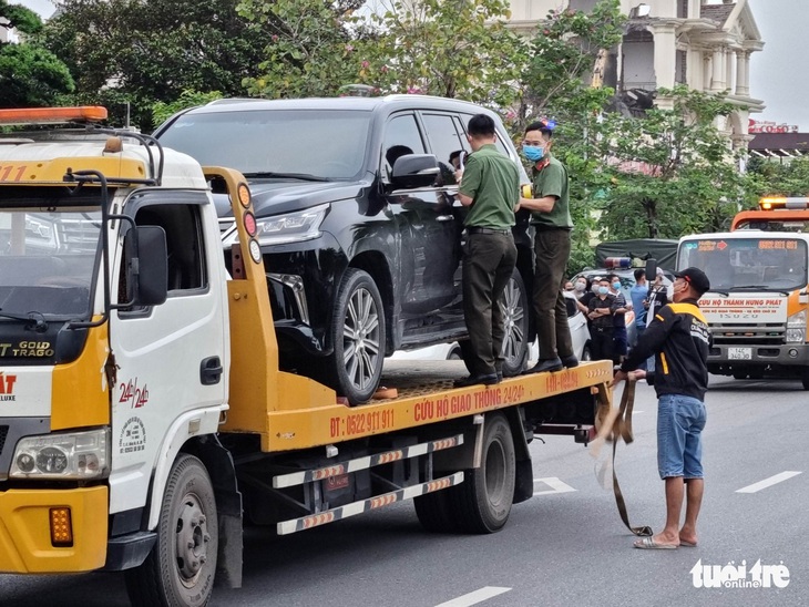 4 ôtô tại nhà cựu chủ tịch UBND TP Hạ Long bị niêm phong ‘sang’ cỡ nào? - Ảnh 1.