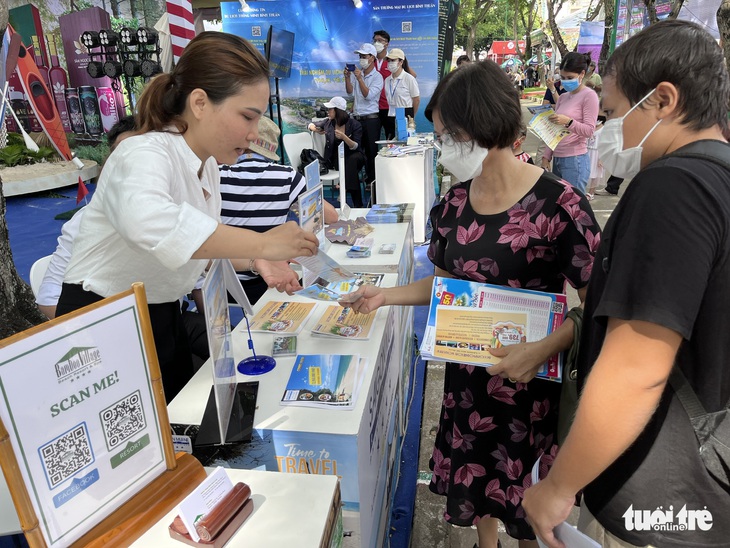 Người dân TP.HCM tranh thủ cuối tuần săn tour giảm giá - Ảnh 2. Người dân TP.HCM tranh thủ cuối tuần săn tour giảm giá - Ảnh 2.