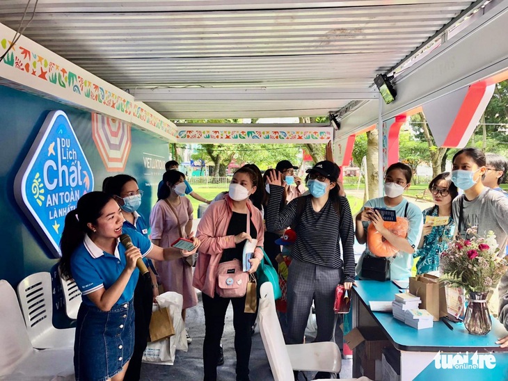 Người dân TP.HCM tranh thủ cuối tuần săn tour giảm giá - Ảnh 4. Người dân TP.HCM tranh thủ cuối tuần săn tour giảm giá - Ảnh 4.