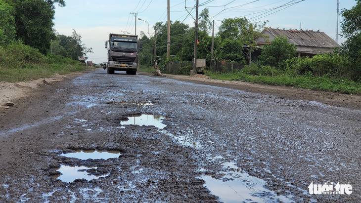 Đường nối khu kinh tế Dung Quất - Chu Lai nát hơn... đường làng - Ảnh 1.