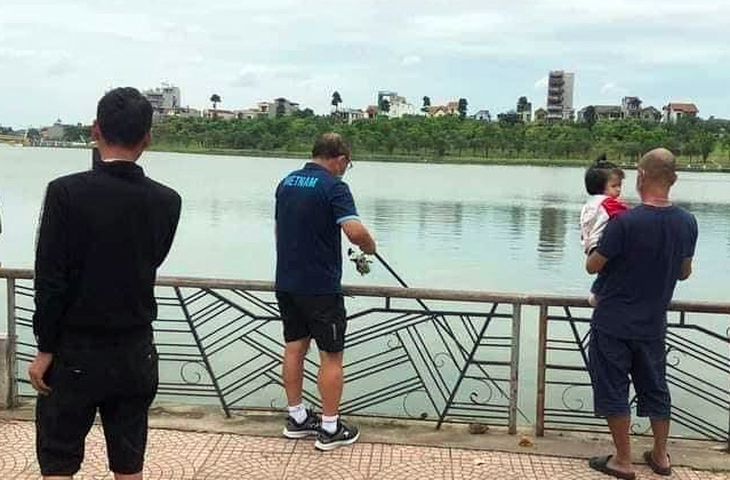 Ông Park đi câu cá - Ảnh 1. Ông Park đi câu cá - Ảnh 1.