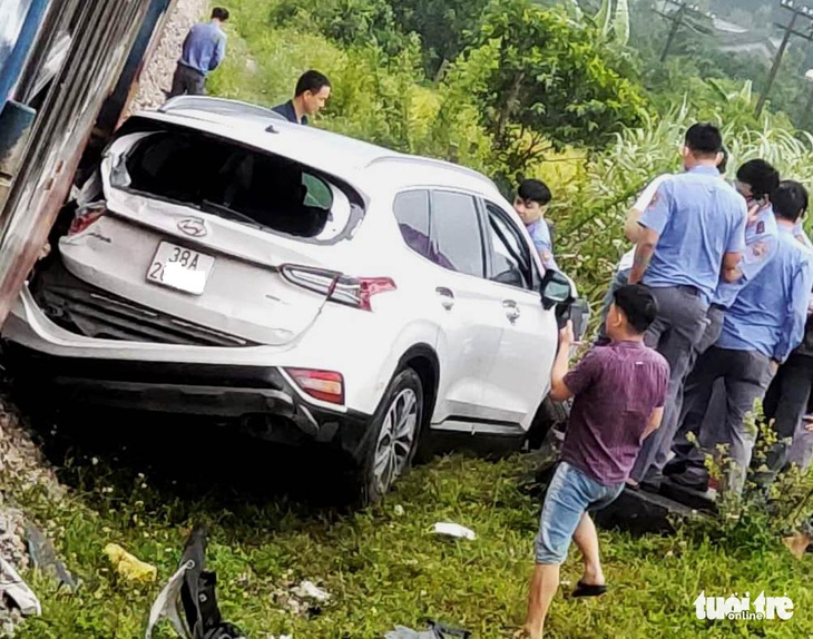 Va chạm với tàu hỏa, xế hộp biến dạng bị hất văng xuống ruộng - Ảnh 2.