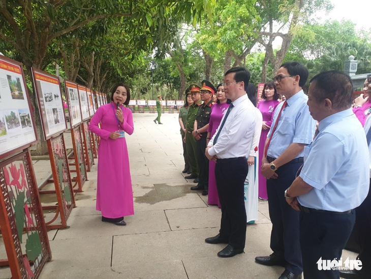 Trưng bày những bức ảnh đẹp, tư liệu quý về Bác Hồ - Ảnh 1.