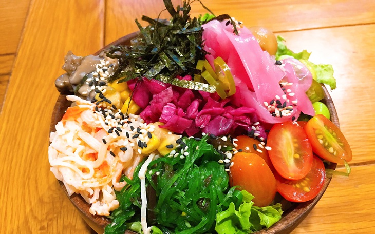 Tô salad poke đầy màu sắc kiểu Hawaii có gì mà giới trẻ Việt đang ghiền?