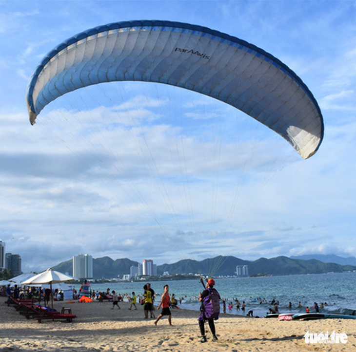 Bãi biển Nha Trang lại kín khách chơi lễ - Ảnh 6.