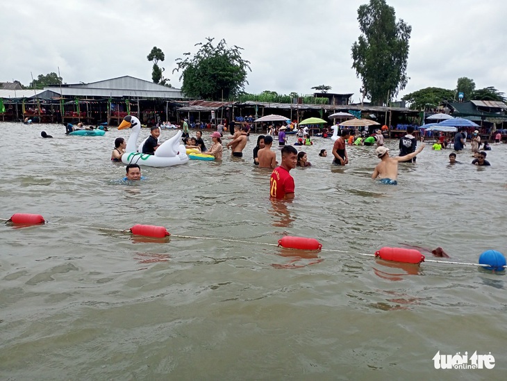 Đi chơi lễ, một bé trai đuối nước tử vong - Ảnh 1.