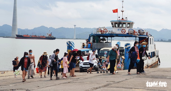 Thời tiết bất lợi, nhiều du khách chờ 2 ngày vẫn chưa rời được Cát Bà - Ảnh 3.