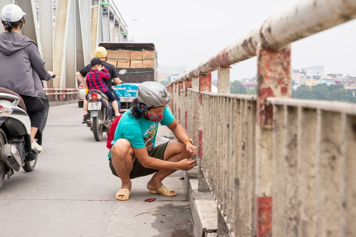 Thu phao cứu sinh trên các cây cầu bắc qua sông Hồng vì sợ tiền lệ xấu - Ảnh 1.