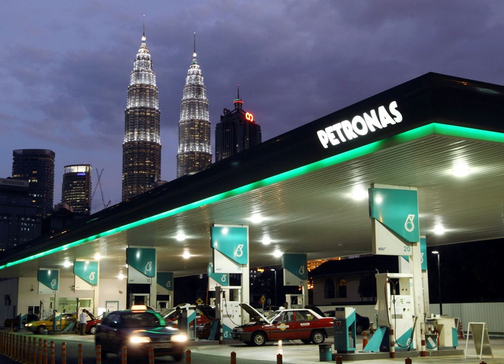 Malaysia thuộc nhóm 10 quốc gia có giá xăng rẻ nhất thế giới - Ảnh 1. Malaysia thuộc nhóm 10 quốc gia có giá xăng rẻ nhất thế giới - Ảnh 1.
