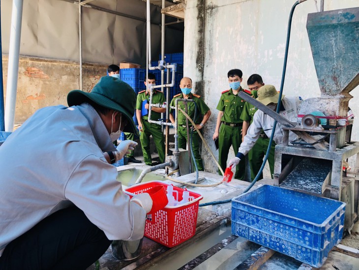 Khởi tố vụ án chôn hàng chục tấn chất thải ở xí nghiệp của bóng đèn Điện Quang - Ảnh 2.