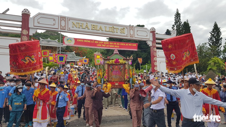 Hàng ngàn người tham dự lễ phục hiện rước tượng Bà từ đỉnh núi xuống chân núi Sam - Ảnh 1.