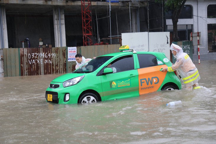 Công an dầm mình trong nước ngập, chuyển đồ đạc, gia súc của dân - Ảnh 2.