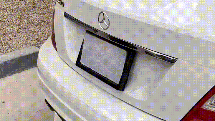 Xe Mercedes-Benz bị trộm lắp tấm lật biển số để qua mắt cảnh sát - Ảnh 1. Xe Mercedes-Benz bị trộm lắp tấm lật biển số để qua mắt cảnh sát - Ảnh 1.