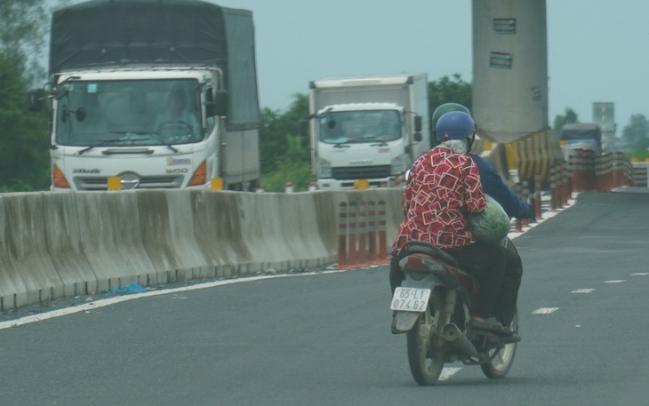 Nhiều người vẫn vô tư đi bộ, chạy xe máy vào cao tốc Lộ Tẻ - Rạch Sỏi