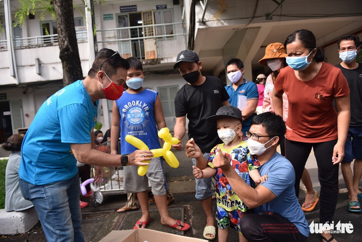 Thấy có quà, con tôi mừng lắm - Ảnh 3.