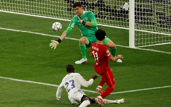 Thủ môn Courtois xuất sắc nhất trận nhờ... Salah