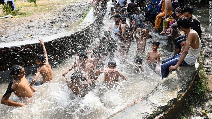 Nắng nóng ở Ấn Độ, Pakistan thử thách giới hạn khả năng sống sót của con người - Ảnh 1.