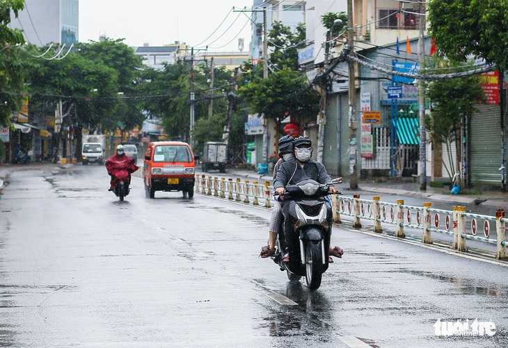 Miền Nam mưa sớm, miền Bắc giảm mưa, trời hửng nắng - Ảnh 1.