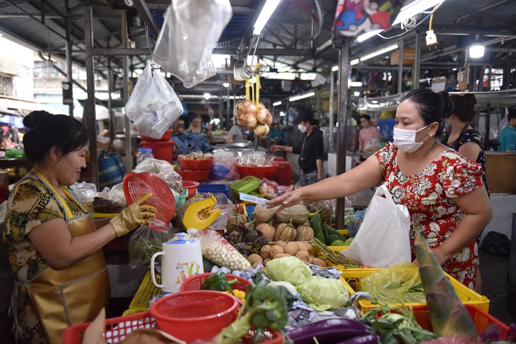 Ghìm lạm phát, hỗ trợ dân - Ảnh 4.