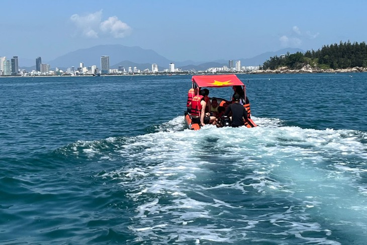 Ghe máy, xuồng hơi hoán cải chở khách du lịch trái phép ra bán đảo Sơn Trà - Ảnh 1.