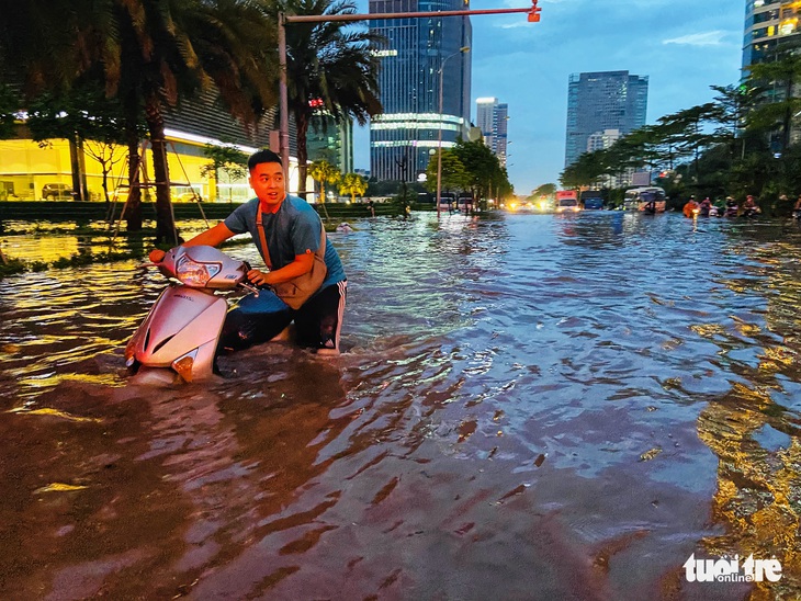 Trận mưa lịch sử nhưng trạm bơm 4.700 tỉ ‘không hoạt động hết công suất’, vì sao? - Ảnh 1.