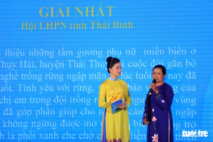 Vinh danh những người phụ nữ xuyên đêm trồng rừng giữa biển khơi - Ảnh 2. Vinh danh những người phụ nữ xuyên đêm trồng rừng giữa biển khơi - Ảnh 2.
