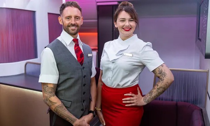 Hãng bay Virgin Atlantic cho phép tiếp viên lộ hình xăm - Ảnh 1.