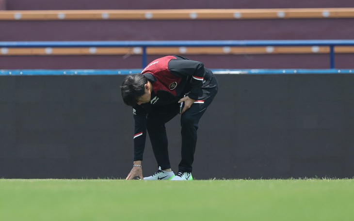 U23 Indonesia xem kỹ mặt sân Việt Trì trước khi đấu với U23 Việt Nam