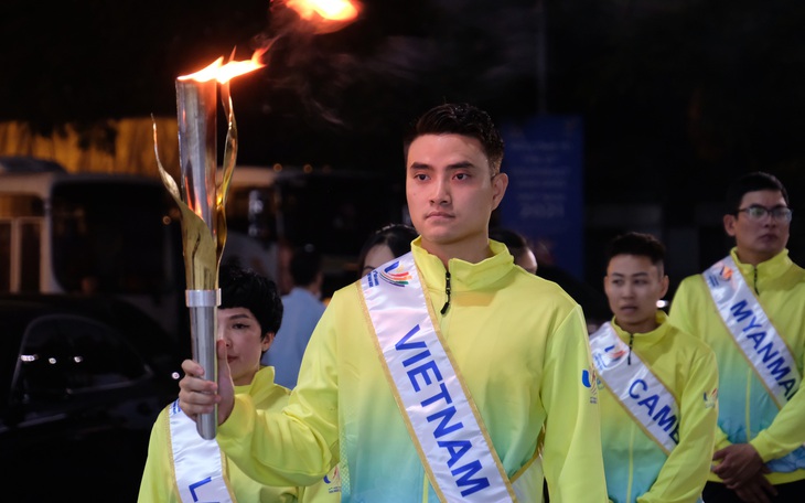 Kiếm thủ Vũ Thành An dẫn đầu lễ xin lửa thắp đuốc SEA Games 31