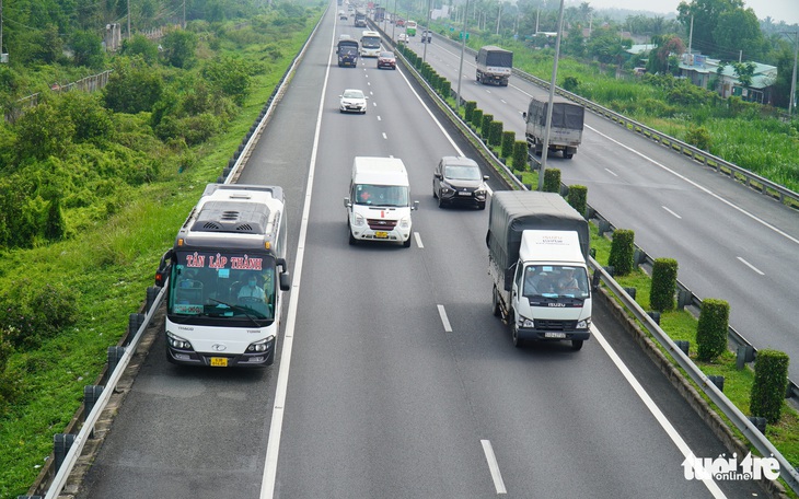 Xe chạy vào làn dừng khẩn cấp: Cần mạnh tay xử phạt