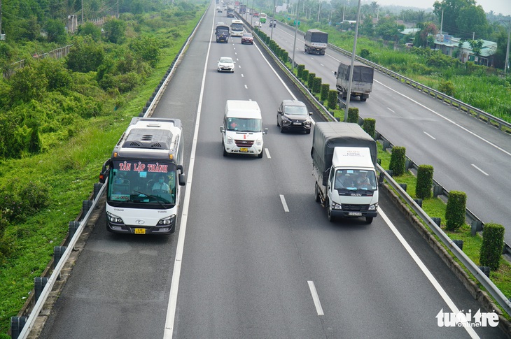 Xe chạy vào làn dừng khẩn cấp: Cần mạnh tay xử phạt - Ảnh 1.