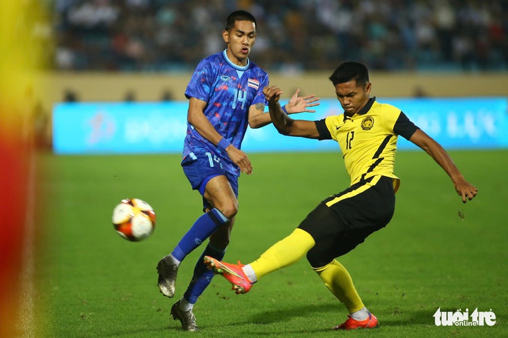 U23 Malaysia thắng ngược 10 người Thái Lan ở trận ra quân SEA Games 31 - Ảnh 1.