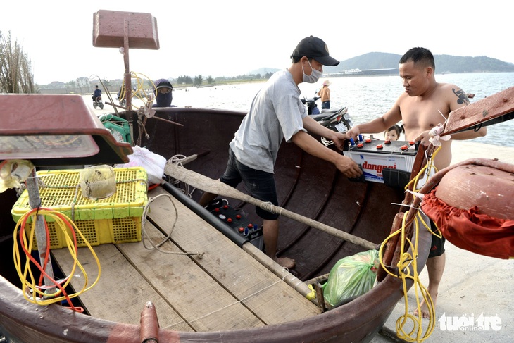 Về Cửa Lò, theo chân những người vợ đón đoàn thuyền thúng câu mực đêm - Ảnh 4.