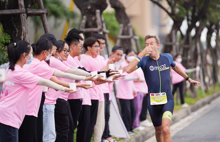 Hàng ngàn vận động viên đổ về Đà Nẵng tranh tài tại giải đua Ironman 70.3 - Ảnh 2.