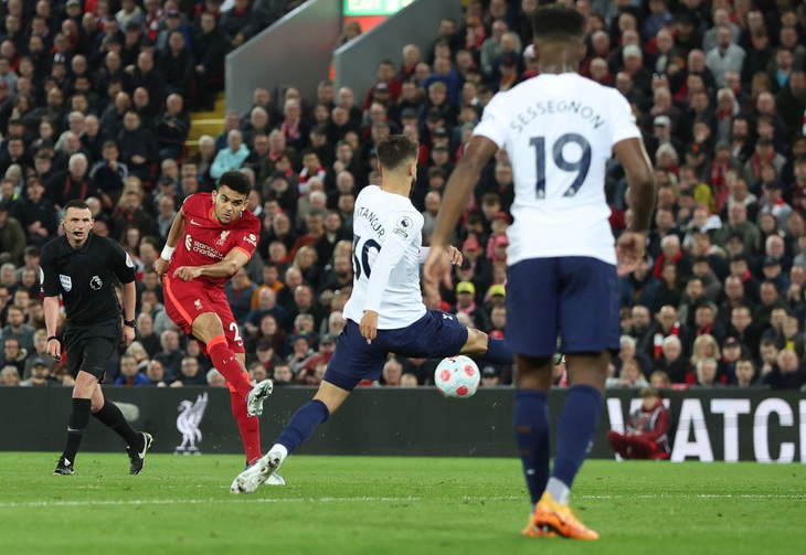 Hòa Tottenham, Liverpool gặp bất lợi trong cuộc đua vô địch - Ảnh 3.