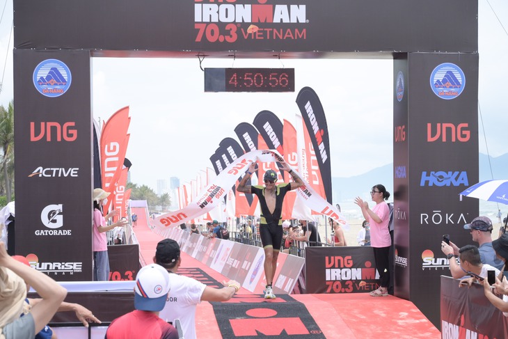 Các vận động viên Ironman tranh tài hăng hái trong mưa tại Đà Nẵng - Ảnh 6.