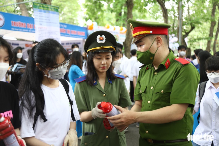 Bạn trẻ tập làm lính cứu hỏa tại Ngày hội tư vấn tuyển sinh 2022 - Ảnh 2.