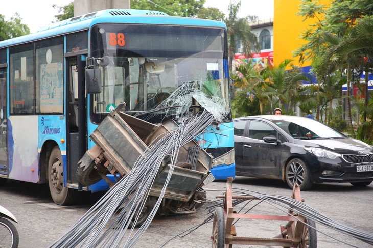 Xe tự chế chở hàng chục thanh sắt đâm xuyên thủng đầu xe buýt trên đường - Ảnh 1.